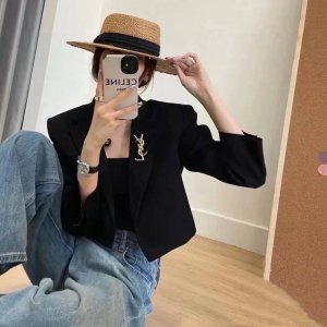 ysl圣罗兰专柜新款同步上新胸针 是最懂女人的饰物 那些倾注了全部心血去做自己的女人 往往更珍惜胸针的意义 圣罗兰女士把胸针别在帽子上 并告诉那些模仿她的时髦女