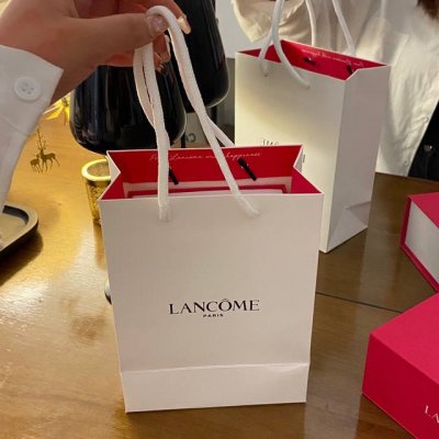 专柜品质 兰蔻真爱奇迹三件套！配礼袋。内含：小蛮腰口红295正装3.4G，小蛮腰唇釉196小样3.5Ml，真爱奇迹香水小样7.5Ml。