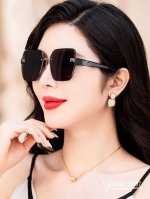 意大利谬谬-Miumiu . 宝丽来树脂偏光镜片 . Tr90镜架轻便佩戴舒适 . Size：63-16-147， . 新款太阳镜减轻强光负担，遮挡有害光线防辐
