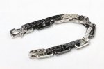新品 Lv 镶钻黑白竹节 淬火情侣手链 Monogram Chain 手链为粗犷工业风格链环镂刻品牌经典图案，挥洒舒朗刚毅的美学风范。璀璨人造水晶辉映色彩和质感