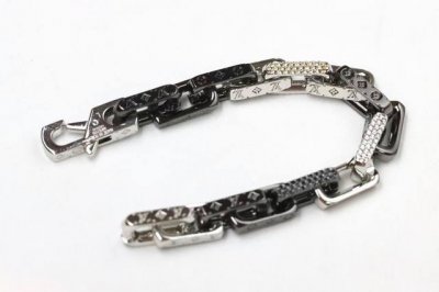 新品 Lv 镶钻黑白竹节 淬火情侣手链 Monogram Chain 手链为粗犷工业风格链环镂刻品牌经典图案，挥洒舒朗刚毅的美学风范。璀璨人造水晶辉映色彩和质感