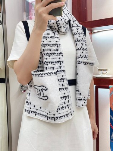 混绒款 Chanel小香必入款！！！直跺脚地喜欢！高级又带点时髦的趣味！！当之无愧最主打的秋冬系列~ 冬日给我们自信的款排第一位的，非重磅的稀缺的高级围巾莫属！