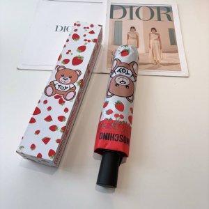 moschino 莫斯奇诺 三折自动伞设计师Franco Moschino以自己的名字命名的一个意大利品牌，创立于1983年，风格高贵迷人、时尚 可爱又不失优雅