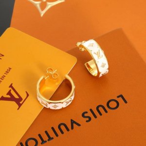 Celine 赛琳新款手链 Preclous新品 简单时尚款式专柜一致黄铜材质电镀18K金 火爆款出货 设计独特 前卫 美女必备款！Lv黄金色耳钉 路易威登个性