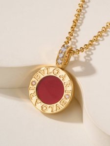 p价 bv双面钱币红白贝母项链 双面财富哦哈哈 bb Bvlgari Bvlgari 系列 其设计灵感源自古罗马时期的硬币 这些硬币在外圈刻有罗马皇帝的名字 留