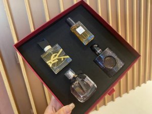 专柜品质 Ysl圣罗兰香水30Ml四件套红盒！30Ml×4带喷头。味道：自由之香，鸦片，西装，巴黎。