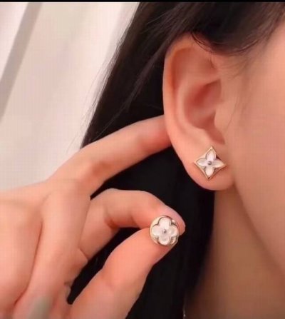 国庆出游季 Louis Vuitton Blossom菱形花四叶草耳钉 圆形、菱形四叶草，精选天然白贝母，手工打磨这个曲线精工细作，链条上还有颗钻，经典款，细节