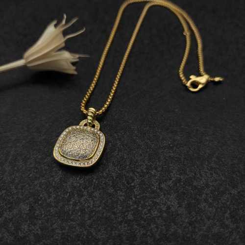 上新。David Yurman 黄金色18Mm四方钻满钻项链。种款式。链条粗2Mm，长度45+5Cm延迟链 编号Dyxl-086