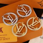 火爆 大气 Lv 新款耳钉Louis Vuitton横扫时尚界 走秀款 街拍 经典元素独特见解 高端精致 分色顶级电镀 打造 值得你拥有值得你拥有 Lv耳钉女人