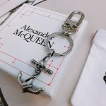 原单货新款Alexander Mcqueen 亚历山大 麦昆 钥匙扣 包包扣 配饰 专柜一致原版定制 骨子里那种叛逆浮夸朋克可内心又向往着美好的焦虑 对美的另一