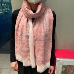 上新香奈儿羊绒围巾手感好到爆品质一流的真正的羊绒精品精湛绝伦的刺绣工艺和色彩搭配让人眼前一亮漂亮的不要不要了，材质：顶级羊绒尺寸90X200 这个纯羊绒围巾绝对