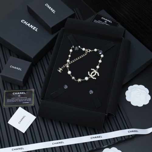 chanel 当季爆款双C珍珠项链 香奈儿的金属朋克风和珍珠美学珍珠大小不一 金属也是大小错落并且镶满水钻金属球和珍珠的组合搭配 好有特点又有力量感又有柔美感既