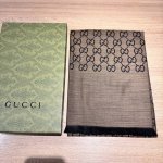 宽尺寸高版本，重磅gucci经典披肩~G专柜的常青树款。品质极好的，经典双g提花图案风靡了全世界女人的衣柜里面绝对不能少的一件单品，但是你千万别拿某宝廉价的货色