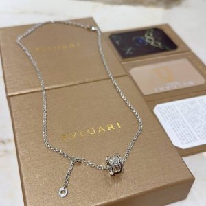 宝格丽项链V金材质。Bvlgari宝格丽 Divas‘ Dream 系列 品相完美，细节无敌，那种独特的色泽完全无可挑剔，再缀以经典指环外形设计，简约之余却又优