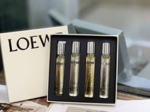 高品质/140 罗意威香水小样四件套15Ml。 内含：男香001 Edt、 男香001 Edp、 女香001 Edt、 女香001 Edp 10款香水各一支，每