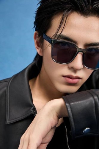 Gucci 2025开春新款 潮流爆款 时尚方框偏光太阳镜 高品质 佩戴舒适 网红潮款墨镜 情侣款高清偏光太阳镜 高品质Tr镜框 型号 G57721