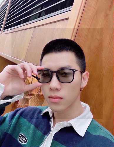 110。阿玛尼Armani ：原单品质男士女士偏光太阳镜 材质：高清宝丽来偏光镜片、板材印字Logo镜腿。看细节就知道大师手工制作设计，做工精致，高端大气，适合
