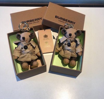 Burberry代工厂p小熊挂件 ，风衣熊泰迪熊钥匙扣挂件 温柔到心里 准备已久、精致自留 ！ 内部填充物与专柜一致，手感真的很赞五金扣全部采用电镀工艺，四肢可