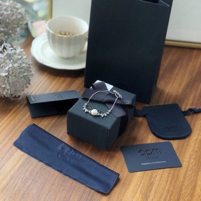 a批M Monaco欧美淡水珍珠配花瓣手链 简约气质银锆石手饰时尚新款镶晶钻花卉女人们手里必备 以雅致定格花朵 留住清新隽永 淡水珍珠装饰 以细节散发女性柔美