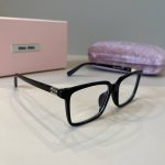 miumiu太阳墨镜超显脸小的墨镜 miumiu 开春新品 大方框墨镜 独立字母嵌钻 高品质值得拥有 mod: Smuo7S Size : 54-20-140