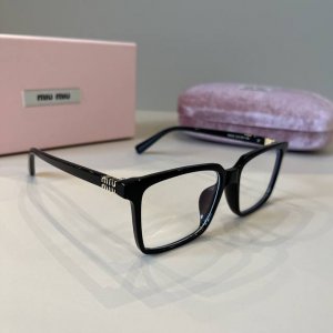 miumiu太阳墨镜超显脸小的墨镜 miumiu 开春新品 大方框墨镜 独立字母嵌钻 高品质值得拥有 mod: Smuo7S Size : 54-20-140