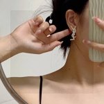 新款 Ysl圣罗兰满钻耳钉 美丽永远敌不过经典 黄金时期的香奈就是最经典 也是最有味道的 女人独立优雅魅力知性复古奢华不繁复 Ysl经典百搭 简约不简单 925