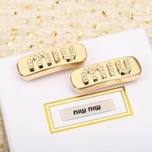 高品质 细节如图 一对 Miu Miu新款发夹 绝对会成为经典款的发夹一定要入的一款发夹 巨巨巨好看的 一个发夹用了24颗施华洛水晶 黄铜材质 完美的做工媲美Z