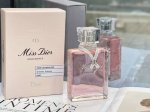 专柜品质 Dior迪奥小姐 玫影花境香水 Ml 露水与玫瑰的邂逅 五月玫瑰水 是迪奥小姐魅影花境香水的精髓 关于香评 世间不会有两瓶完全一样的玫影花镜” 玫影花