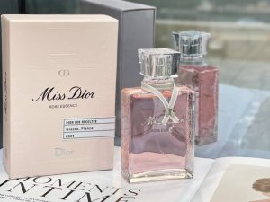 专柜品质 Dior迪奥小姐 玫影花境香水 Ml 露水与玫瑰的邂逅 五月玫瑰水 是迪奥小姐魅影花境香水的精髓 关于香评 世间不会有两瓶完全一样的玫影花镜” 玫影花