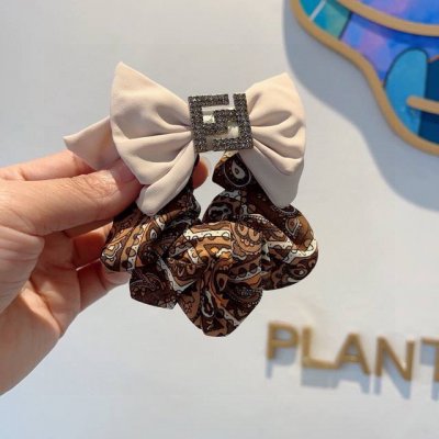 配包装 Fendi 芬迪 网红新款发圈，精致肠圈皮筋，佩戴舒适无压力，造型搭配必备！非常时尚百搭！女神必备单品，超级精致哦名媛范儿。