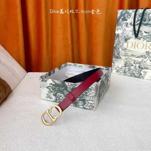 dior这款马鞍腰带是一款经典配饰。采用粒面牛皮革重新诠释，时尚休闲设计，饰以复古金色饰面金属Cd腰带扣。纤细款式，与半身裙、连衣裙或长裤搭配更显身形。宽2.0