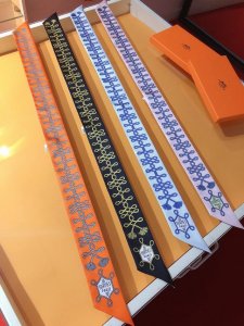 phms2168 爱马仕Twilly 饰绦与勃兰登堡 顶级斜纹真丝打造 超精细的印花 字迹非常清晰 绝对是送礼自用的首选丝带既可绕于颈间 亦可缠于腕部 腰部 同