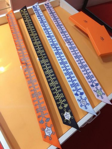 phms2168 爱马仕Twilly 饰绦与勃兰登堡 顶级斜纹真丝打造 超精细的印花 字迹非常清晰 绝对是送礼自用的首选丝带既可绕于颈间 亦可缠于腕部 腰部 同