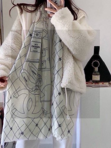 上新羊绒披肩长巾 强烈推荐价格p超美 实物更美羊绒面料 纹理清晰 细腻可见 每一个套色 每一个笔触 都是用心去勾画 这是一款以线条为主的风格 都是以工笔素描的绘