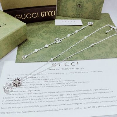 手链 项链 Gucci这款Gg Marmont系列时尚珠宝作品將水晶珍珠装饰和双G细节巧妙融入一体 或以吊坠形式呈现 或点缀于整条链上 这款雅致的项链巧妙融入双