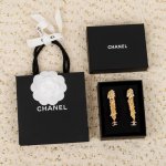 我们出品 现货秒发金灿灿Bling Bling Ch Nel 字母Vintage 吊牌耳环，正如 Coco女士所说的“流行稍纵即逝，风格永存”。 而其中Vint