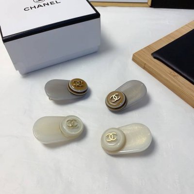 Chanel小香 Chanel发夹 亚克力珠光压夹边夹刘海夹日常精致小单品 气质百搭小仙女必入单品 宝藏款 闭眼入推荐款 一对