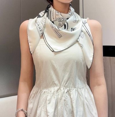 Chanel又一新款出货 各种品牌标志图案双C组合设计而成 简约大气时尚 小香的设计总是让人眼前一亮 100%真丝 90*90Cm 黑白两色