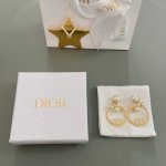 我们出品 D圈珠Cd耳环 ZP5100 很有气质的一款 设计也很独特 上耳很有名媛风范的感觉 经典的元素Cd金属 特定施华洛世发青色珠 使得整体造型简约而不单调