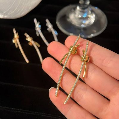 T Knot 系列由两条金属线交错而成，金属与绳结,给人有充满力量的感觉，而流线型的设计亦表现出优雅与温柔，突显了强烈的对比。 长线耳坠，修饰脸型 圆脸超适合