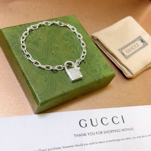 最新出炉手链 独家高品质 Gucci古驰手链最新款的经典款 精致无论款式 质感 都是绝对的顶尖Feel 只要看一眼就懂了 超 Nice 搭配衣服最佳的选择 男女