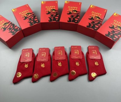 特 配包装 红红火火 大红袜 好运福新款经典中长款堆堆袜袜子！一盒五双，专柜同步筒袜袜子，大牌出街，潮人必备超好搭。
