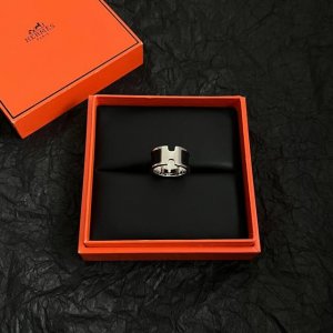 Hermes 爱马仕 这款戒指设计非常精致，高级 上手效果超级好看，一丝点缀很温柔得开又不失雅典高贵气质。 码数：678