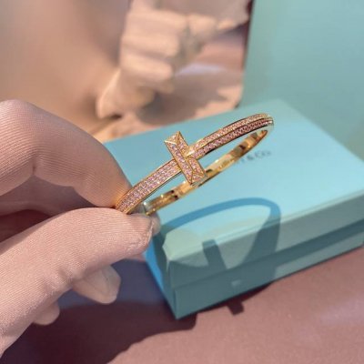 全新T1奢华满钻宽式手镯 尺寸17号 参考专柜Z P模型制作，并没有购买Zp，因为实在太贵哦 细节外观与Zp都保持一致，反复去专柜参考过 颜色玫瑰金、白金、黄金