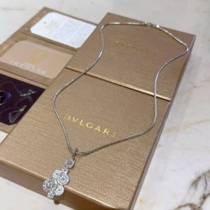 宝格丽项链V金材质 Bvlgari宝格丽 Divas Dream 系列 品相完美 细节无敌 那种独特的色泽完全无可挑剔 再缀以经典指环外形设计 简约之余却又优雅