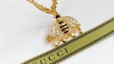 gucci 古驰蜜蜂 字母 手链 项链 完美复刻 让你潮 让你美 关键还让你省钱 复古金色配上经典蜜蜂 个性又不失柔美 手链 项链