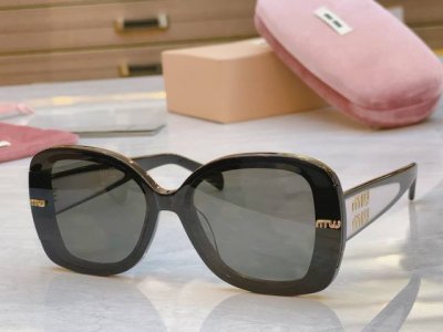 Miumi* 缪*缪新款太阳镜，Mod:Mu 06Ks，Size:64-17-145