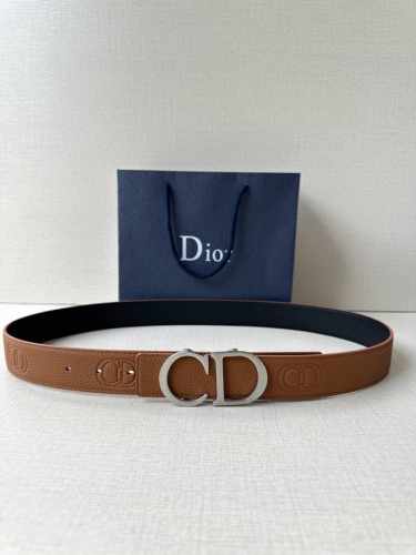 特P170 宽度3.5Cm Dior 这款腰带扣采用“Cd”标志造型，以不锈钢精心打造。可与各式 35 毫米腰带搭配，提升格调，打造优雅精致的造型。