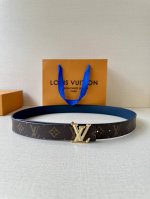 特 本款3.0宽幅腰带以 Monogram 帆布和皮革分饰两面，闪耀金属 Lv Initiales 搭扣的瞩目意味。悠闲格调适宜搭配牛仔着装