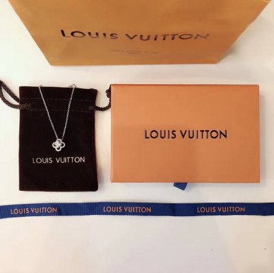 精工版本 Lv项链路易威登 镂空四叶草项链 电镀白金工艺 专柜版本 一比一质量搭配高碳钻 Blingbling 独家首发 大牌设计理念 项链